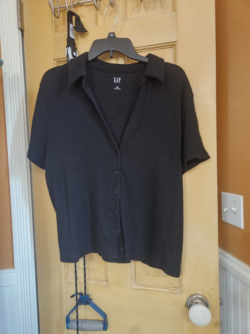 GAP Women's Black Short-Sleeve Button-Down Shirt